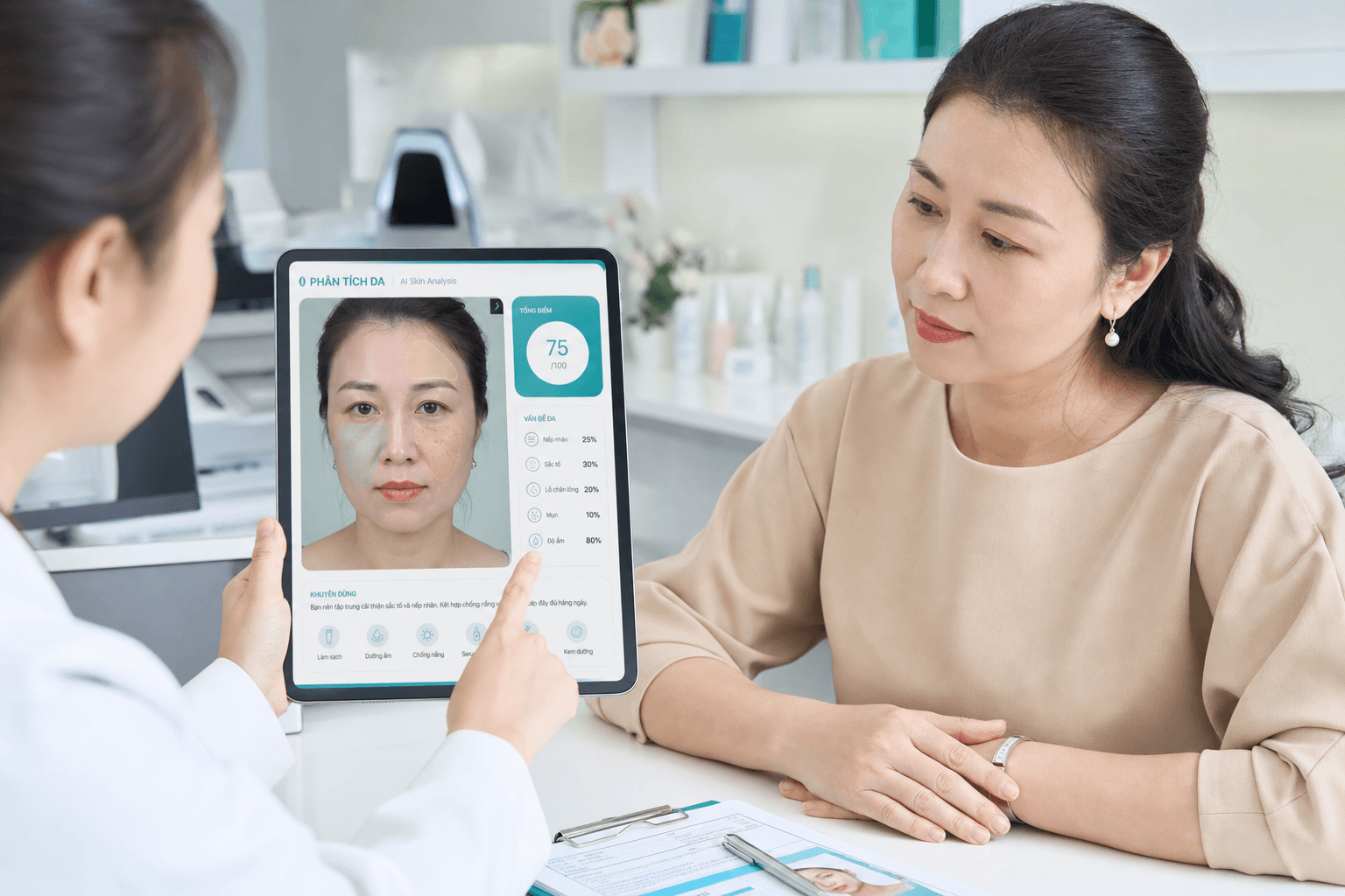 Tablet hiển thị bản đồ da và chỉ số đo trong buổi kiểm tra — công nghệ hỗ trợ ghi nhận, chuyên môn đọc kết quả tại Avo Medical