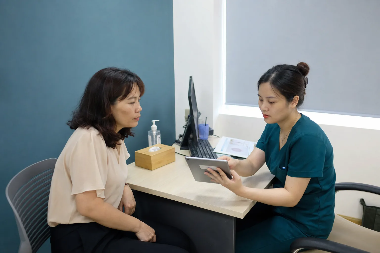 Khách hàng được tư vấn riêng trong phòng khám da liễu trước khi quyết định phương pháp phù hợp.