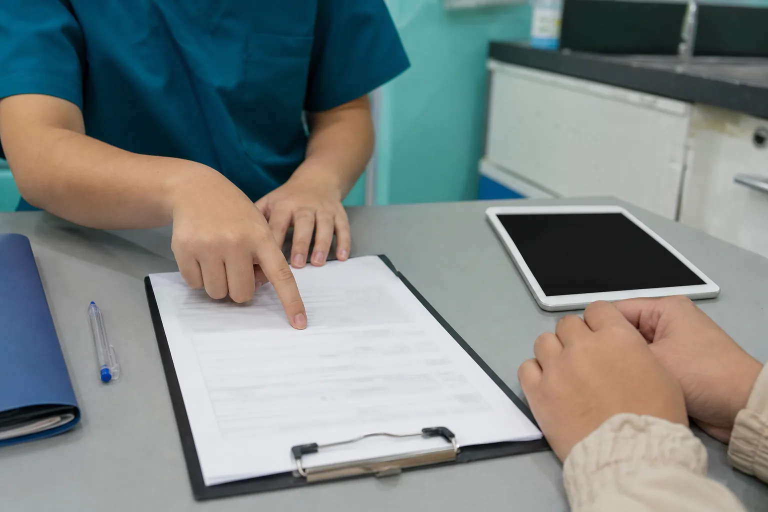 Bàn tư vấn với checklist sàng lọc trước khi bắt đầu buổi đánh giá.