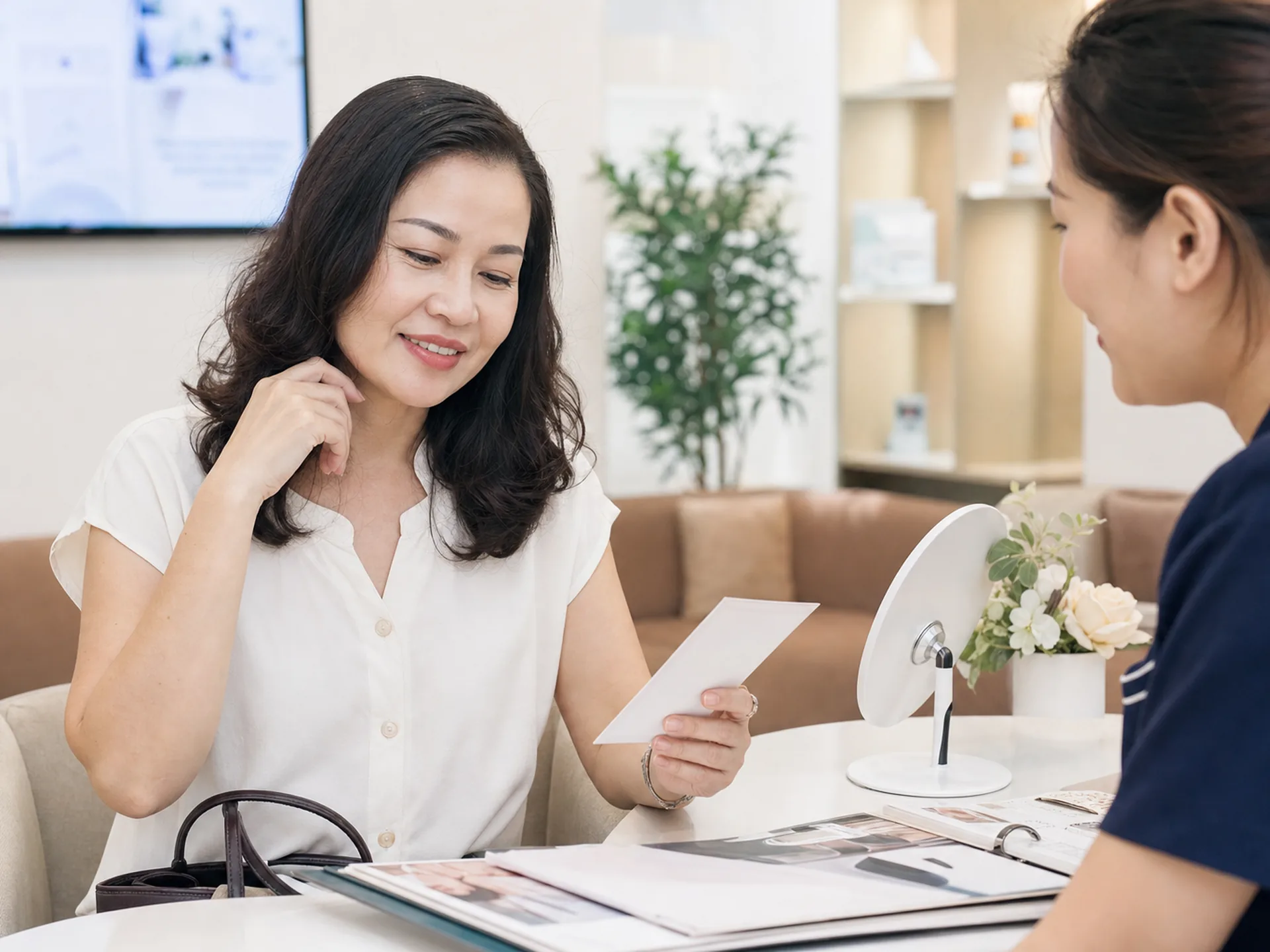 Khách hàng nữ cảm thấy yên tâm sau buổi tư vấn tại phòng khám