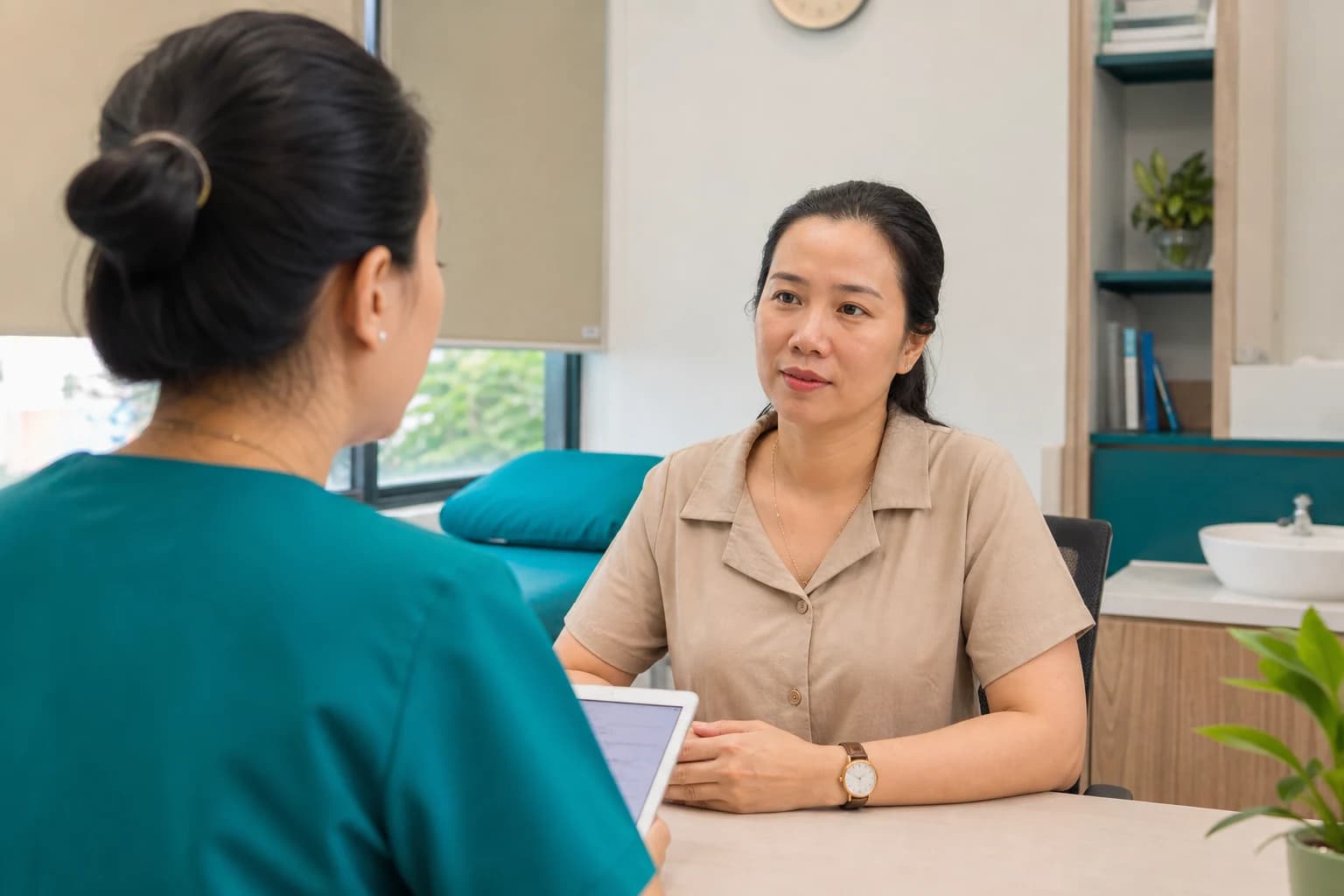 Buổi tái khám để theo dõi phản ứng da sau điều trị.
